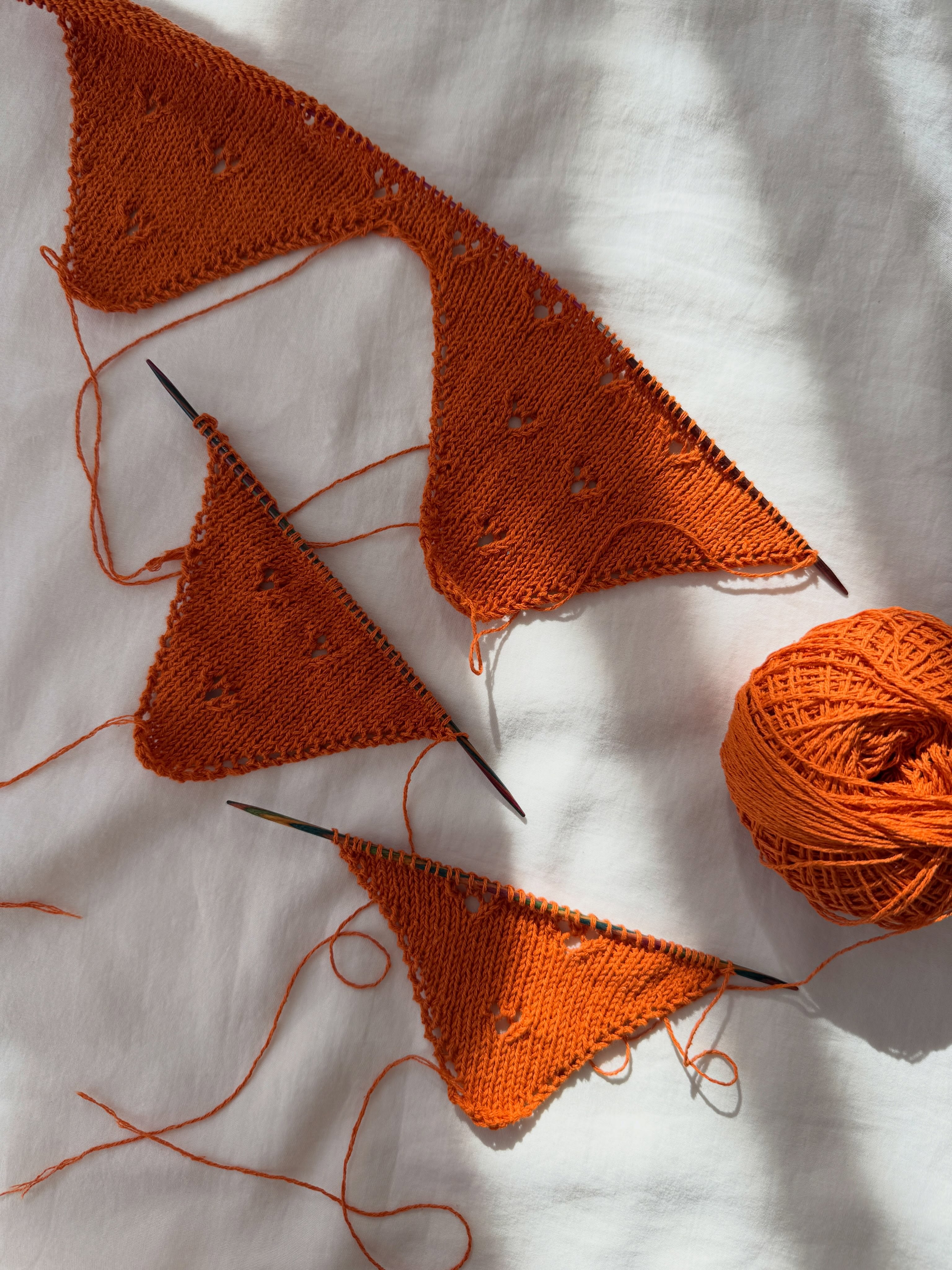 When knitting feels like puzzling 😍
.
.
.
Pattern in progress by me - #lilliedress
.
Yarn: Pure Silk in the shade Hokkaido by @knittingforolive
.
Advertising
.
#knitting #stricken #strickenmachtglücklich #knittersgonnaknit
