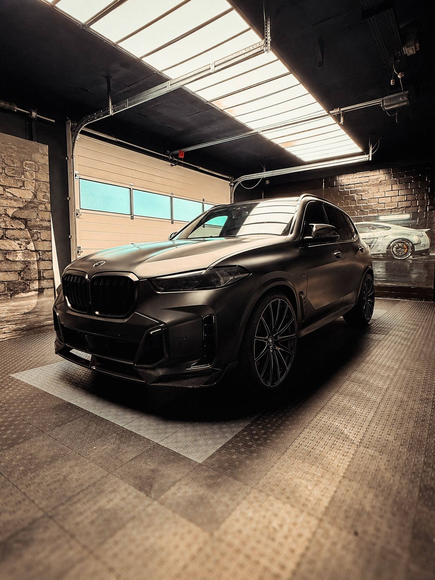 Schwarz war er schon. Aber nicht so. 🖤
PWF Obsidian Black 2.0 bringt mit seiner seidenmatten Oberfläche die muskulösen Formen des X5 erst richtig zur Geltung.
Eine Optik, an der man irgendwie hängen bleibt. 😮💨
www.foliatune.de
info@foliatune.de
📲 0177 29 85 626
#foliatune #bmwx5 #pwf #carwrapping #obsidianblack