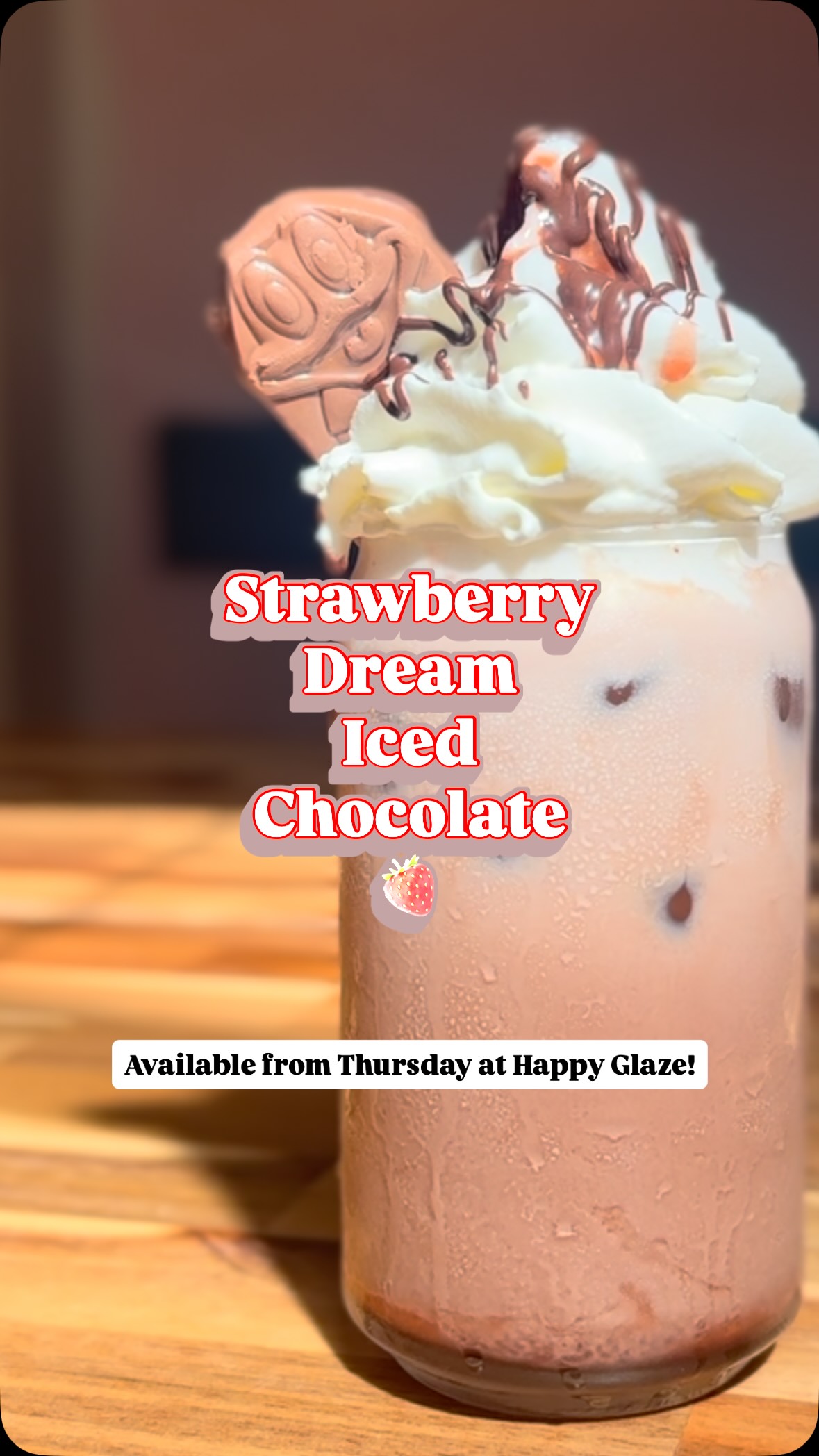 🍓✨ Meet our NEW Strawberry Dream Iced Chocolate ✨🍓
This one is everything you want in a summer drink… rich chocolate, sweet strawberry, whipped cream, a drizzle of strawberry sauce and a chocolatey finishing touch 😍
Beautiful to look at, even better to drink 💕
Want a coffee kick? Just ask us to add a shot of espresso and we’ll turn it into a delicious Strawberry Dream Mocha ☕🍓
🍓 Available from Thursday to eat in or takeaway. Tag us in your Strawberry Dream and we’ll share our favourites to our Stories!
#HappyGlazePottery #Tiverton #DevonCafe #IcedChocolate #SummerDrinks