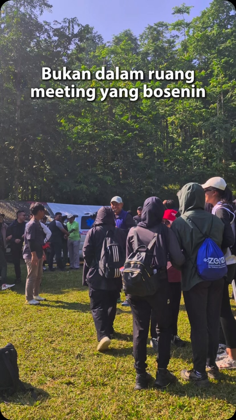Kenapa trekking lebih efektif dari
team building biasa? 💡
TEAM BUILDING BIASA
→ Games & ice breaking di ruangan
→ Suasana fun tapi terkontrol
→ Selesai dalam hitungan jam
→ Besoknya kembali seperti biasa
CORPORATE TREKKING
→ Tantangan nyata di alam terbuka
→ Tidak ada yang bisa curang atau skip
→ Semua harus dihadapi bersama
→ Trust terbentuk secara alami 🤝
Mau kami rancang corporate
trekking yang terukur & berkesan?
DM Kaniki untuk konsultasi gratis!