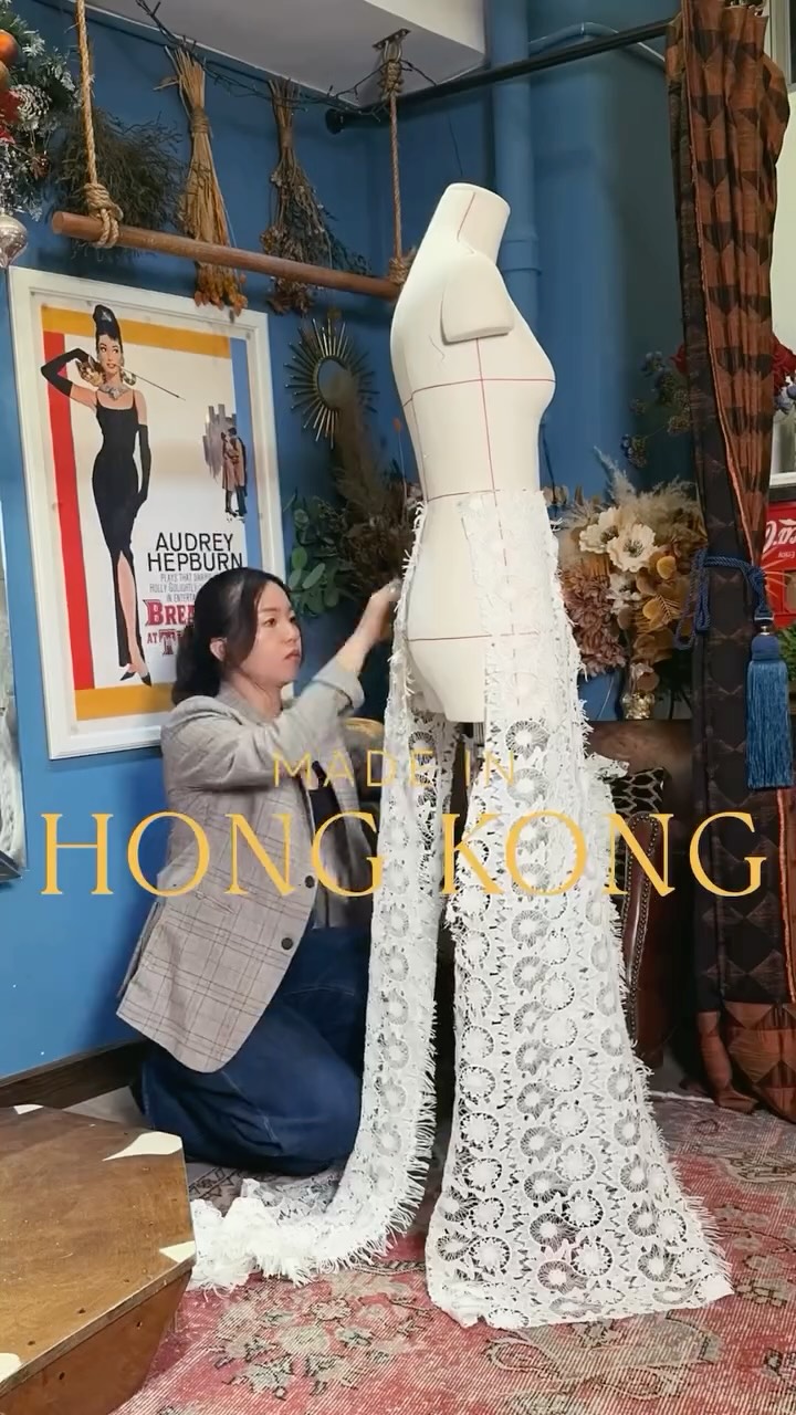 // Made in Hong Kong //
眨吓眼一個月過去,明天要坐上飛機
回英國然係繼續以婚禮攝影師身份工作~ (有興趣看我們的攝影故事可以到 @leflefphoto, 是電影菲林系的風格~ 繼續偏離行度的任性系列作品。)
在這一個月都把設計工作跟我們裁縫師傅的溝通都排得滿滿, 無論現在有怎麼樣的身份,我還是好喜歡做有關於設計的工作,心總會被自己設計出漂亮的設計而高興。
因為天生麻煩處女座性格,總會覺得太悶又會嫌棄自己從前的設計,有時又會偷偷收集大家意見然後偷偷修改設計,如何令設計上可以走得舒服一點又可以修飾身型但保持自己的美學方式。
總會落手落腳親手畫個紙樣再拼起裁片看看效果, 喜歡是那種在一件衣服誕生前已龜毛地想看看自己心目中的藍圖可行不可行~
也許不是走商業化的料子,但就是喜歡自己所有作品都是跟師傅一起一手一腳製作而成的「香港製造」。
一種像花火般的熱誠,一種想依舊保留的美好:)
—
HONG KONG LOCAL FASHION WEDDING DRESSS DESIGNER | HANDMADE GOWN & ACCESSORIES |MADE IN HONG KONG
www.bysilentsiren.com
.
.
.
#madeinhongkong #hkbridalshop #bohowedding #hkdesignerbrand #bysilentsiren