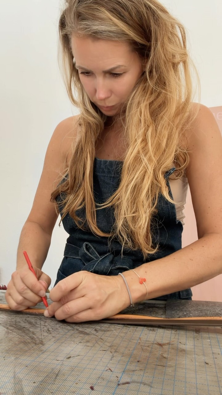 Hättest du gedacht, das so viele Einzelschritte allein in einem einzigen Taschenriemen stecken? Präzise Handarbeit, hochwertiges Leder und Liebe zum Detail. Vom Zuschnitt über das Kanten-Finishing bis zu den Messing-Details passiert jede Designertasche von zA.ell in echter Handarbeit.
Ton an für den Werkstatt Vibe.
#leatherbag #oddlysatisfying #madebyhand #ateliervibes #minimaliststyle