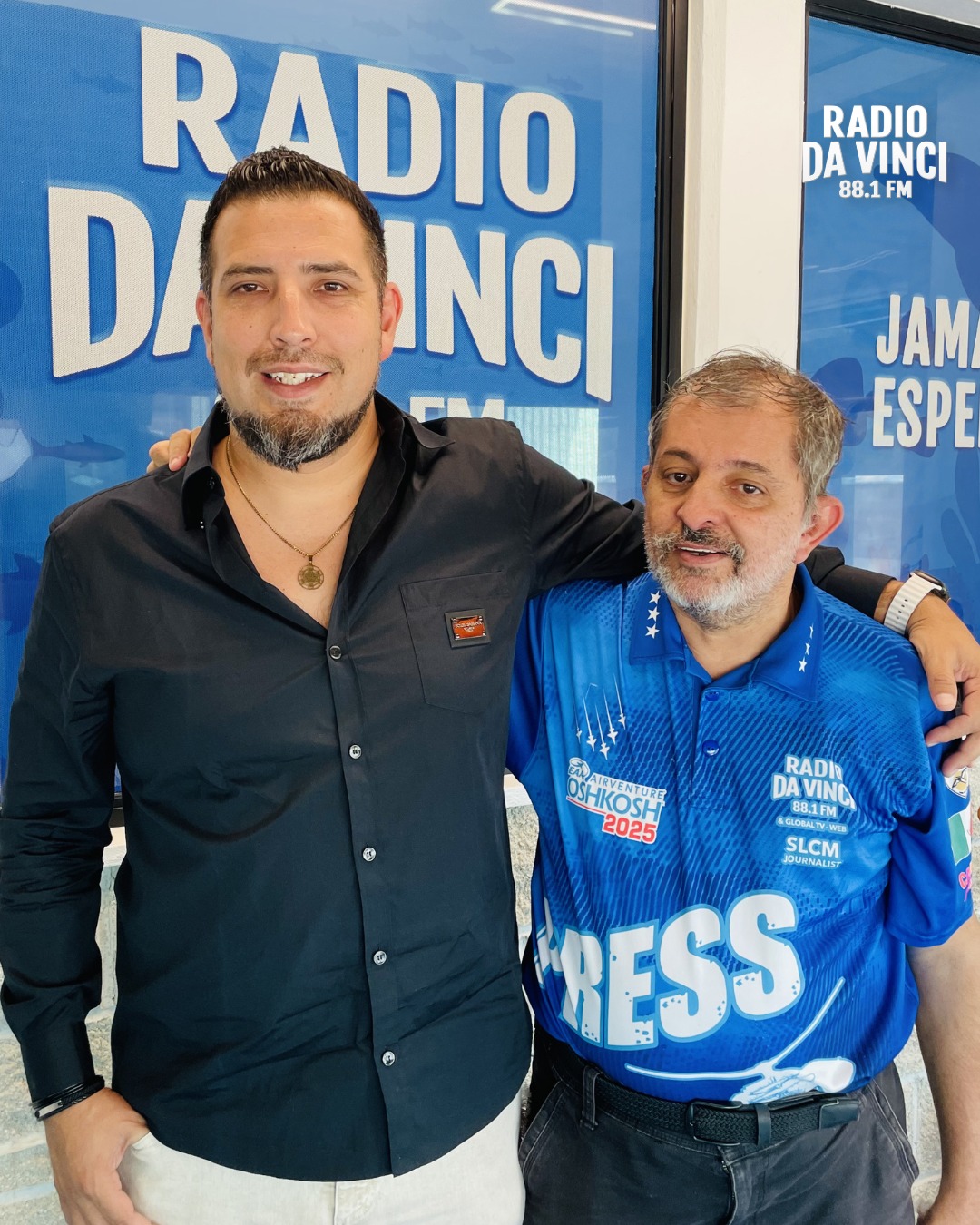 ⛸️ ¡El hielo también se vive en Cancún!
En nuestro programa especial de patinaje tuvimos el gusto de conversar con Jesús Alcántara Rodríguez, Director de @happiarenacancun quien nos compartió las grandes noticias que vienen para este emocionante deporte.
Entre ellas, destacó que en febrero de 2027 Cancún será sede del Torneo Panamericano de Ice Hockey, un evento internacional que reunirá a destacados equipos y que representa una gran oportunidad para acercar a más personas a esta apasionante disciplina.
Además, hizo una invitación a toda la comunidad para conocer, practicar y disfrutar del hockey sobre hielo y el patinaje, aprovechando que en nuestra ciudad contamos con la pista de patinaje más grande de Latinoamérica, un recinto que continúa impulsando el deporte y formando nuevas generaciones de atletas.
🎙️ Gracias a Jesús Alcántara Rodríguez por acompañarnos y compartir la visión de un Cancún que sigue consolidándose como referente de los deportes sobre hielo.
#radiodavinci #icehockey🏒 #torneopanamericano #patinajesobrehielo