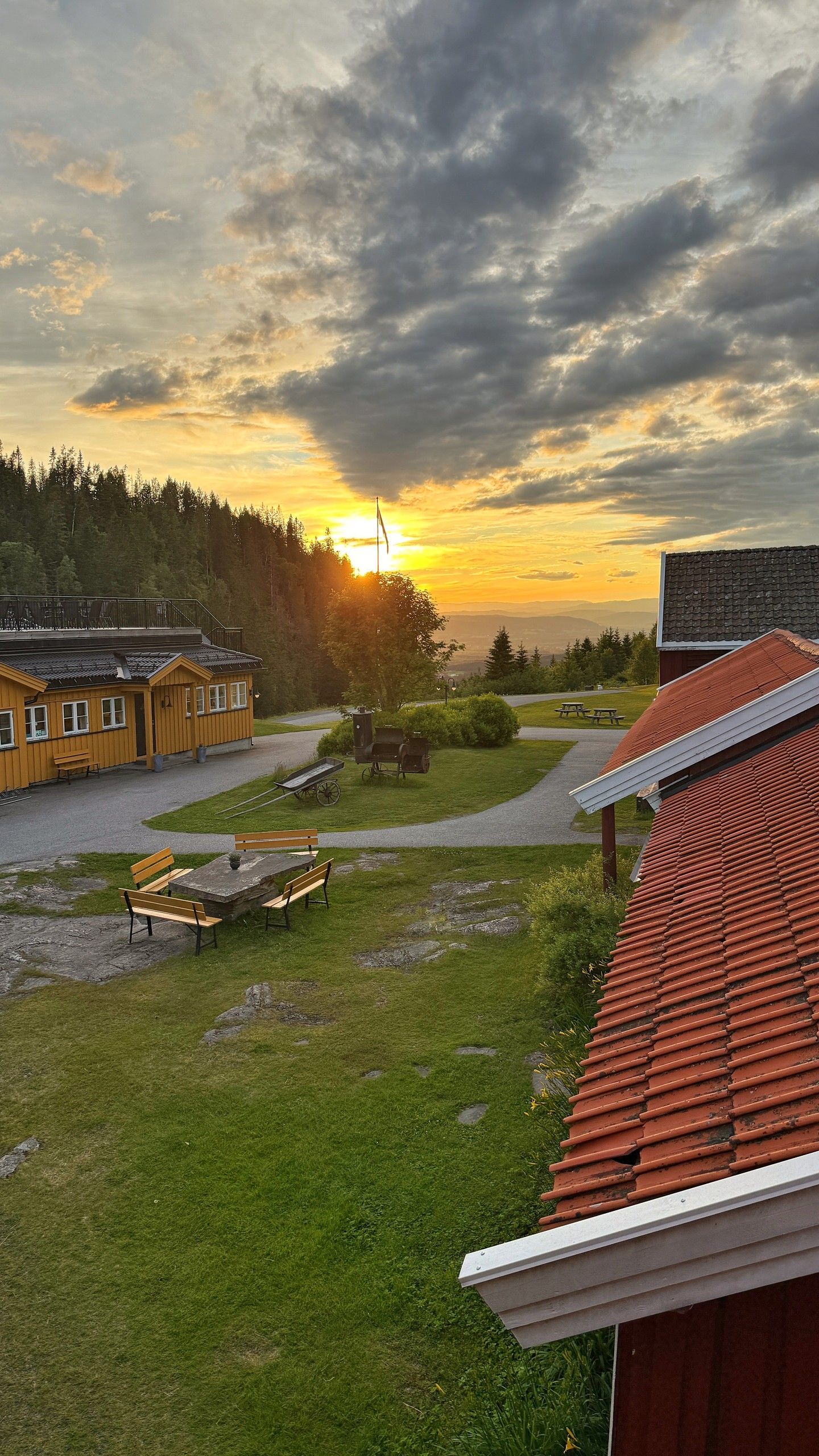Sommerkveldene her oppe har en egen ro. 🌲
Noen tar med kaffen ut på trappa. Andre nyter utsikten før dagen går mot natt.
35 minutter fra Oslo – men lysår unna støyen.
#Kleivstua #Krokskogen #SommerPåKleivstua #Norgesferie #VisitNorway