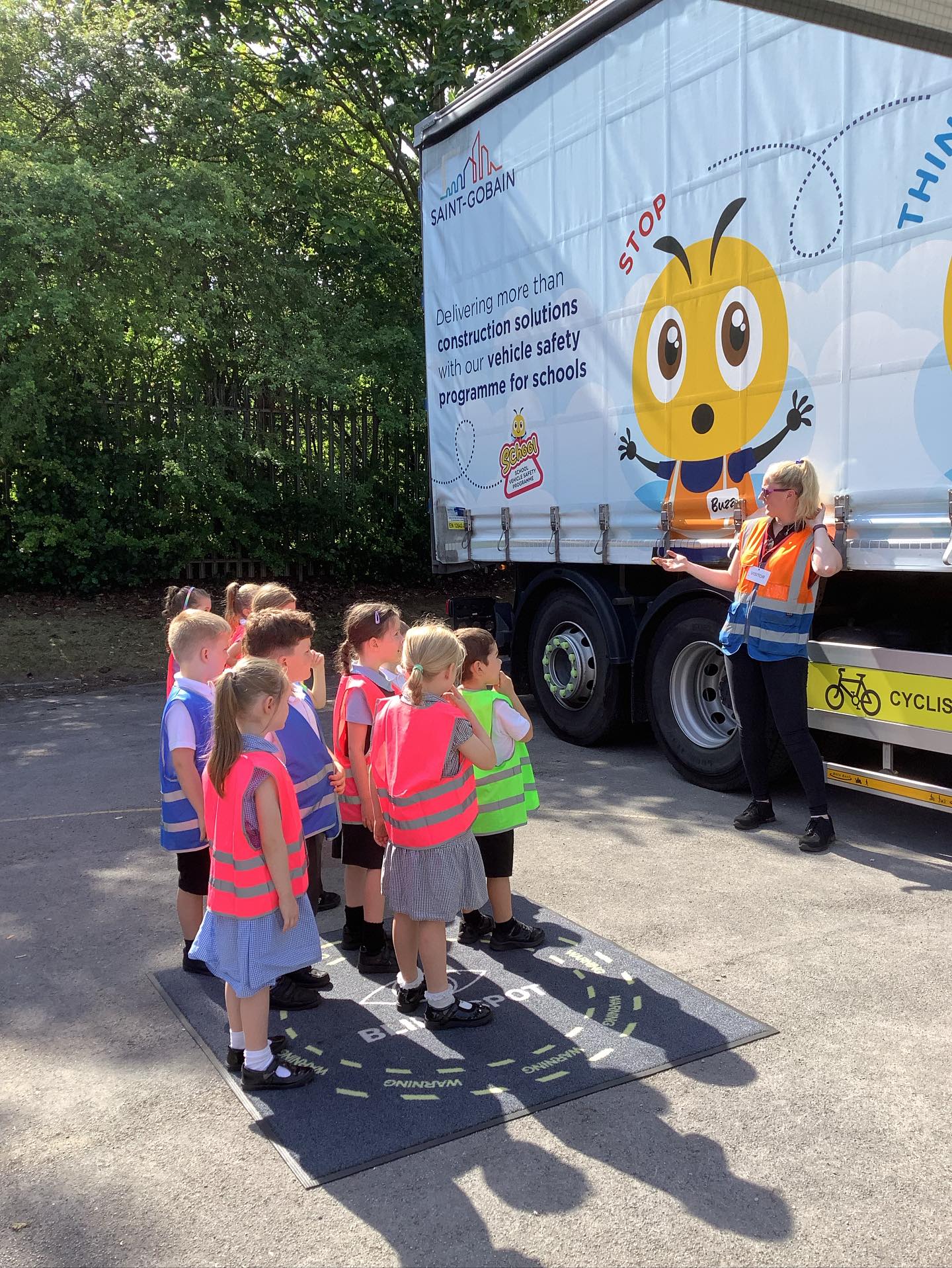 Robins, Badgers and Owls have had a great morning learning all about road safety with the @saintgobainuk team 🌟
#bigtruckstinylearners