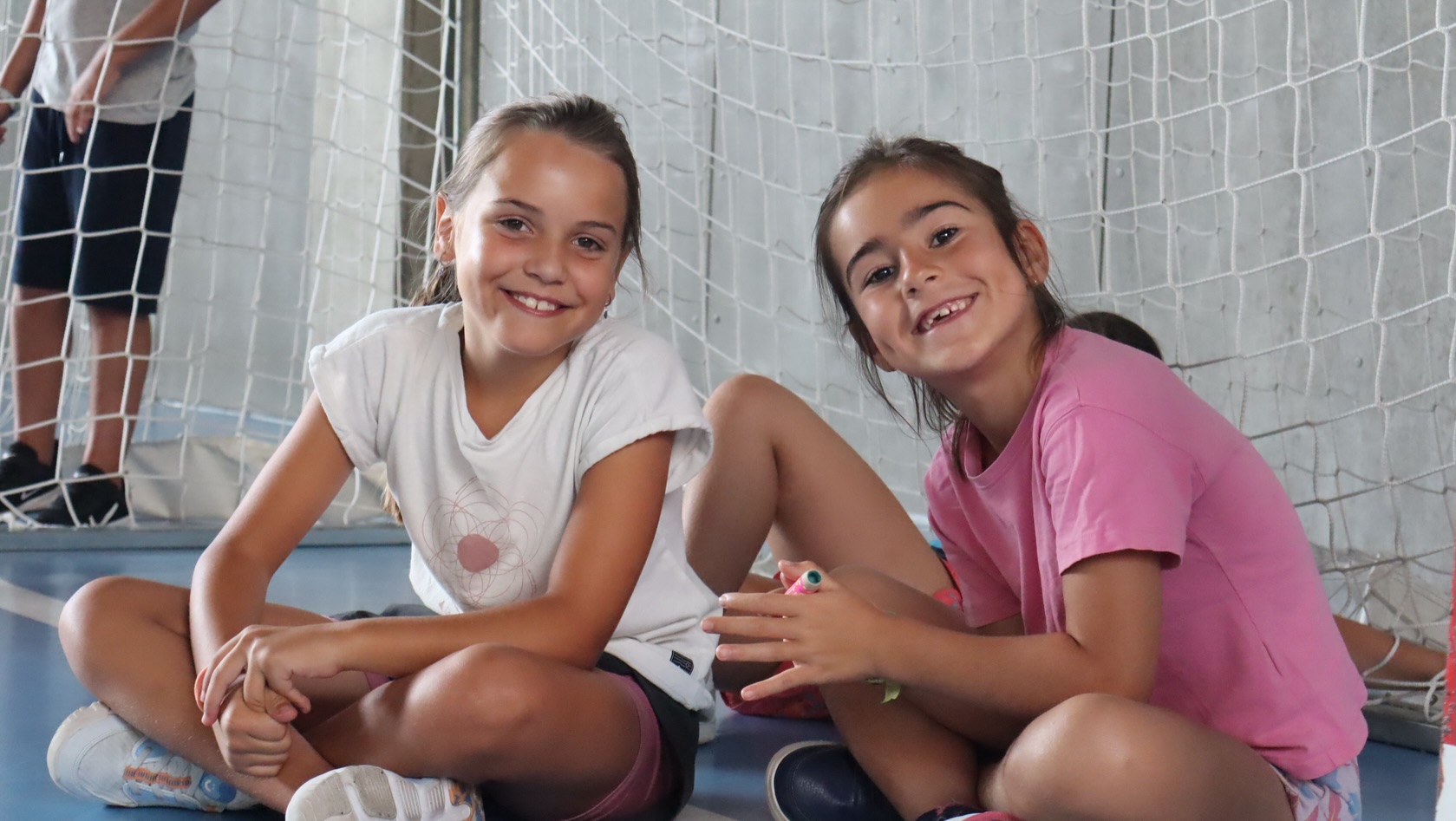 ¿Quién dijo que quedarse en la ciudad en verano era aburrido? 🏙️⚡️
Por aquí no paramos: juegos con amigos, un montón de deporte y ese chapuzón en la piscina que nos da la vida.
¡Los días sin cole se exprimen al máximo! 💦😎