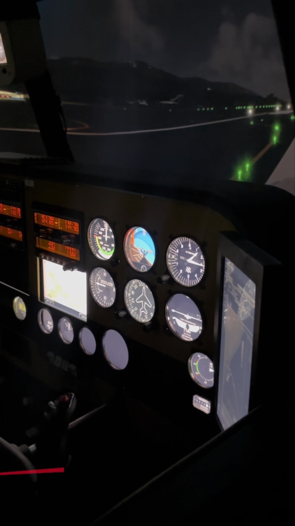 Los simuladores de vuelo (como Microsoft Flight Simulator 2024 o X-Plane 12) son de los programas más exigentes para PC: devoran memoria RAM, dependen fuertemente de la caché del procesador para la física/tráfico aéreo y exigen VRAM masiva en la tarjeta gráfica para renderizar terrenos complejos a alta resolución.
Pregunta tú Pc para tu simulador de vuelo