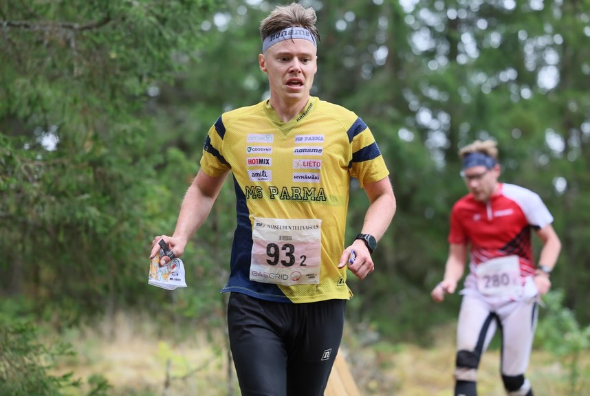 Sm-viestimitaleista suunnisti viikonloppuna 653 kolmihenkistä joukkuetta OK Raseborgin järjestämissä kisoissa Inkoossa. Miesten pääsarjassa MS Parma nappasi hopeaa tiukan kirikamppailun jälkeen. Miesten kaikki neljä joukkuetta sijoittuivat 20 parhaan joukkoon.
Myös naiset onnistuivat kokonaisuudessaan erinomaisesti. Ykkösjoukkueen hopeaa täydensi kakkosjoukkueen 8. sija. Molempien pääsarjojen voitto meni Kalevan Rastille.
Kolmen viestimitalia lisäksi viisi MS Parman joukkuetta eri sarjoissa ylsi plakettisijoille.
🥈H21 Jurgen Jonas-Niklas Ekström-Akseli Ruohola
🥈H35 Topi Penttinen-Henrik Väisänen-Peter Pihl
🥉D21 Sonja Julkunen-Inari Karppinen-Maija Sianoja
🏅4. D20 Laura Lamppu-Aurora Lehtonen-Venla Lehtonen
🏅4. H16 Elmo Salmenoja-Lassi Ekström-Eero Karttila
🏅4. H45 Petri Paukkunen-Juha Peltola-Samuli Salmenoja
🏅5.D45 Mirkka Maisila-Daisi Saetalu-Anni Heikkonen
🏅10. D18 Anna Kapanen-Viola Pärkö-Lotta Lamppu
📸 Timo Mikkola