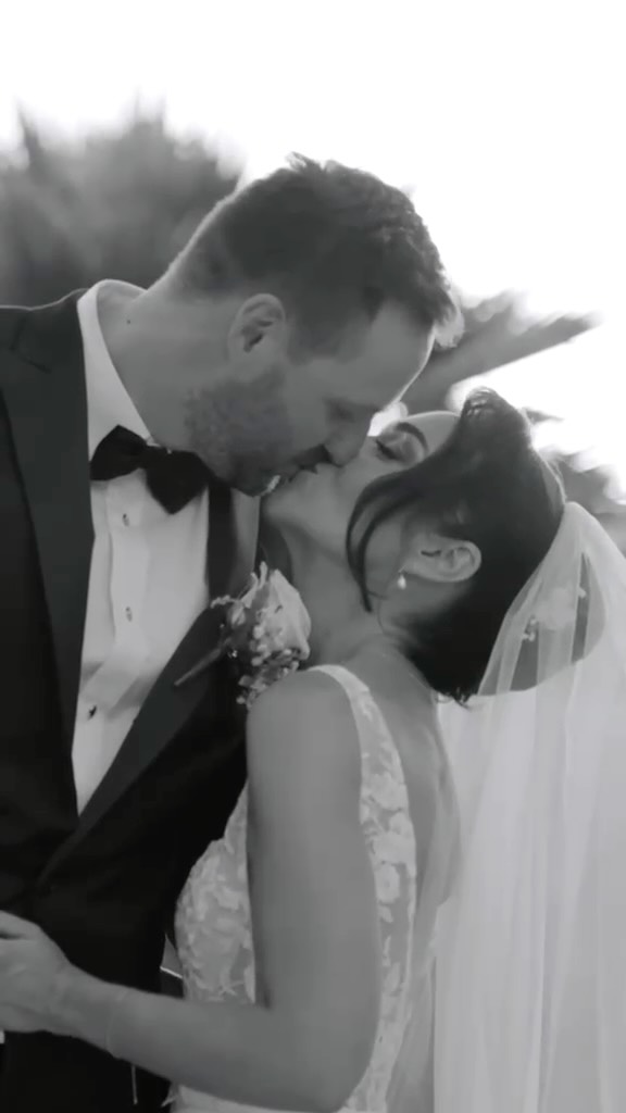 The absolutely gorgeous Lisa & Pete celebrating their special day 💕 Captured beautifully by the talented @the_love_hunters