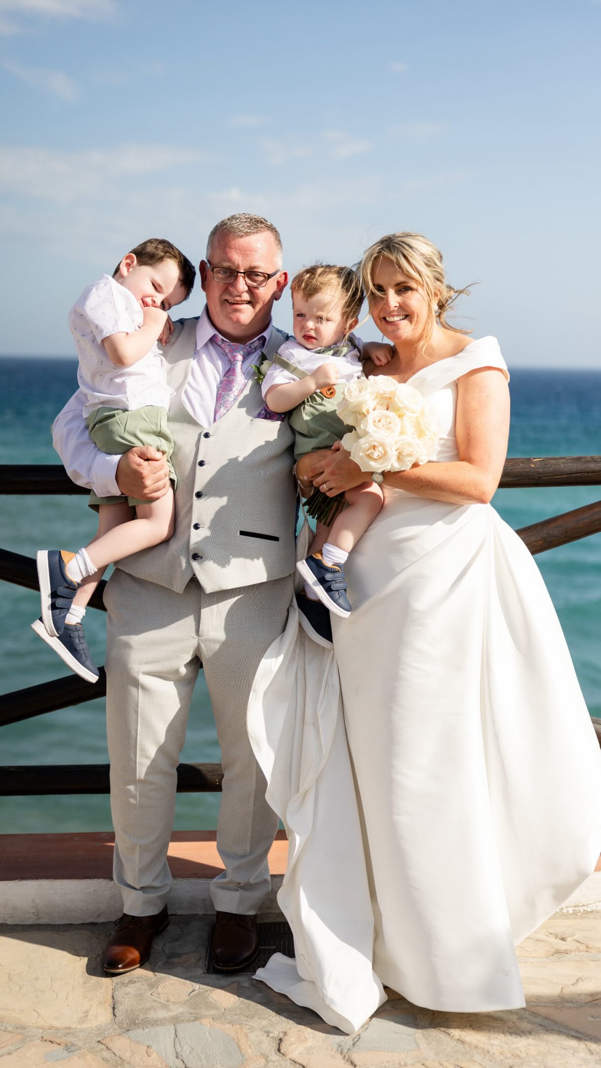 A huge congratulations to the lovely Claire & Will! ✨Sending you both our warmest best wishes as you start this wonderful new chapter together. Love from Sue & Lisa! 🥂🤍☀️Thanks to the team:
Cochrans
@bouquetsspain
@significantothersspain
@amorceremoniesspain
@evergreenmalaga