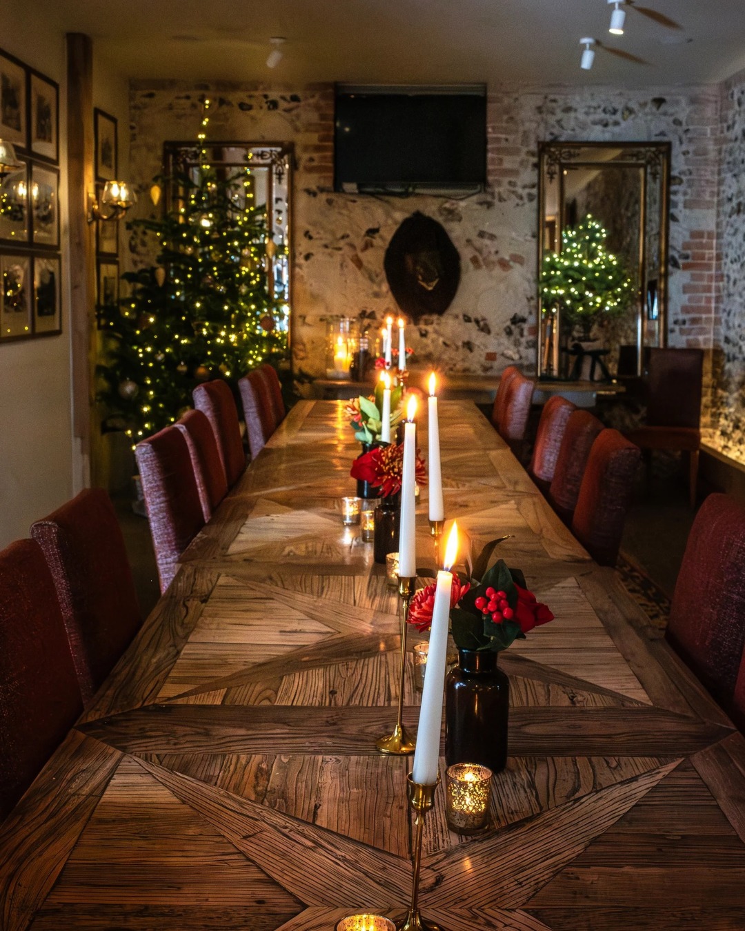 CHRISTMAS PARTIES // Planning a festive get-together? From drinks and nibbles to a meal with friends or your work Christmas party, gather in The Club Room for a celebration this season.
To find out more and take a look at our festive menu, tap the link in our bio
#thepackhorseinn #newmarket #suffolkpub #christmasatthepub #countrypubchristmas